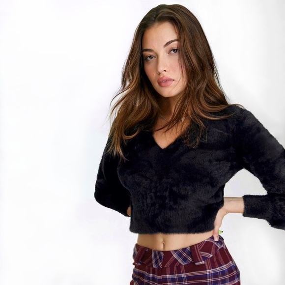 Aritzia Sunday Best Kitten V- neck Sweater - Picture 3 of 4